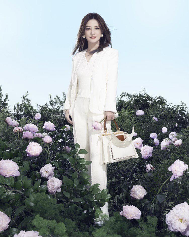 赵薇广告大片,身处万花丛中展现无尽魅力,一袭红裙诠释优雅气质_腾讯