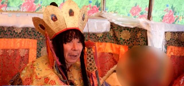 一段名为《洛桑丹真活佛坐床法会纪实》的视频中宣传,这位"洛桑丹真"