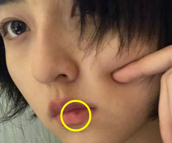 张子枫终于放弃素颜第一次尝试戴耳环化眼线谁知嘴角痕迹才是亮点