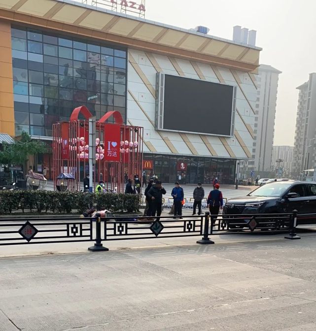 巢湖这里一小轿车与电动车相撞男子被撞倒地不起