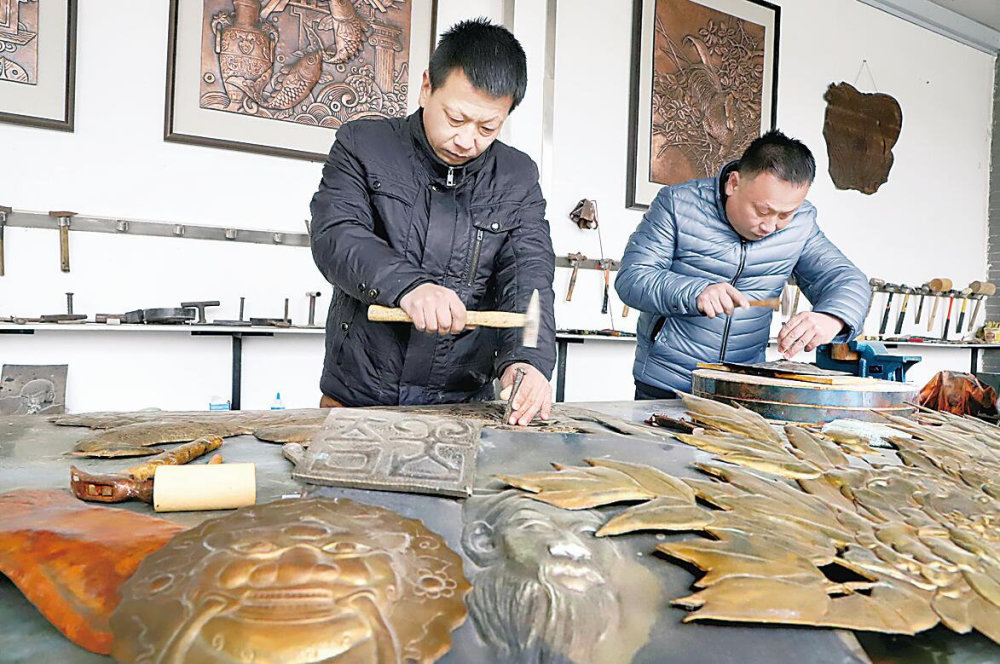 他们錾刻锻打的紫铜,黄铜,白铜等材质的艺术品,工艺精湛,虚实相间