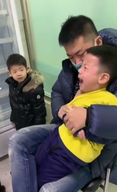 吉林一男孩打针哭得声嘶力竭打完后发出灵魂拷问怎么不疼呢