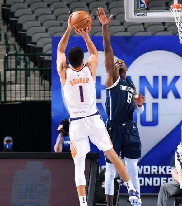 但这并不是最重要的,在绝杀后的一个小细节,让球迷看到了布克的成长