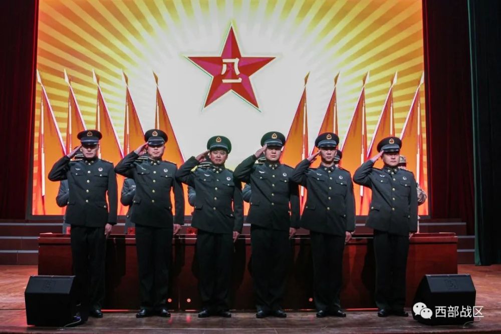 在肩肩章闪闪,荣光熠熠全场响起雷鸣般的掌声转身敬礼那一刻戴好军衔