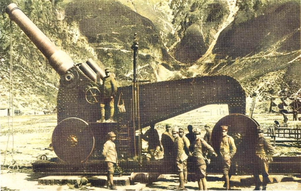 历史过目难忘瞬间:12层楼高的"巴黎大炮",跪日军旁的少女结局不敢想象