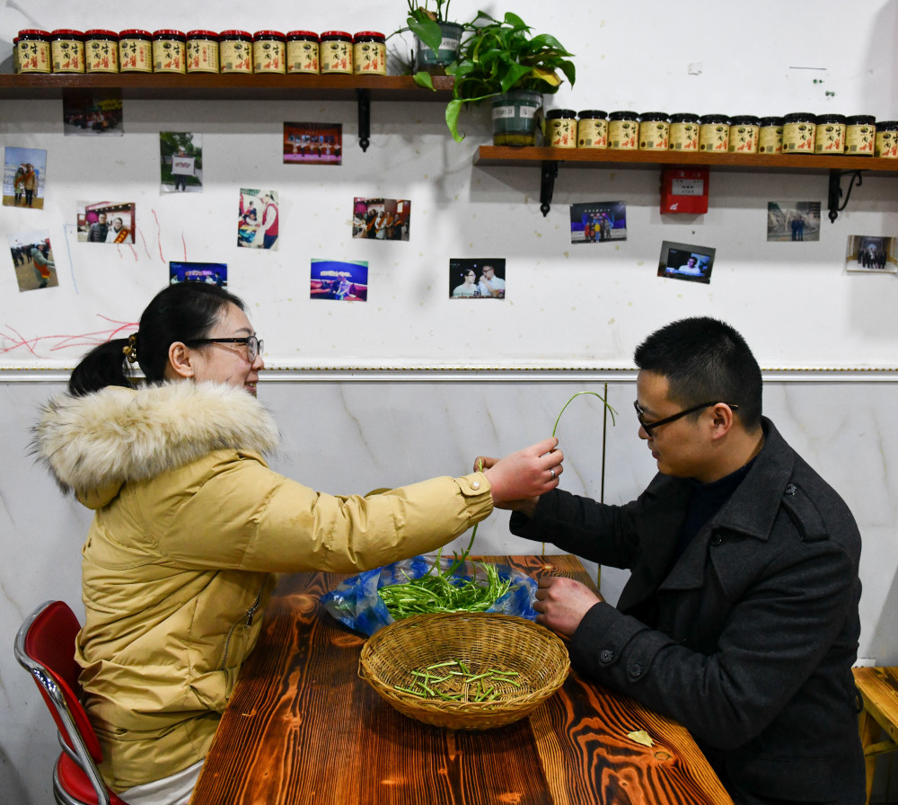 1月31日,张家丰和张晓宇在经营的餐馆内处理食材时,张晓宇调皮地与