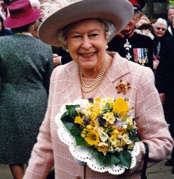 英国王室姐妹花姐姐是伟大的女王妹妹却整日吸烟酗酒最后因病去世