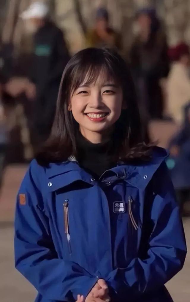 就在最近,央视春晚进行了几次彩排,王冰冰以主持人的身份采访了参加