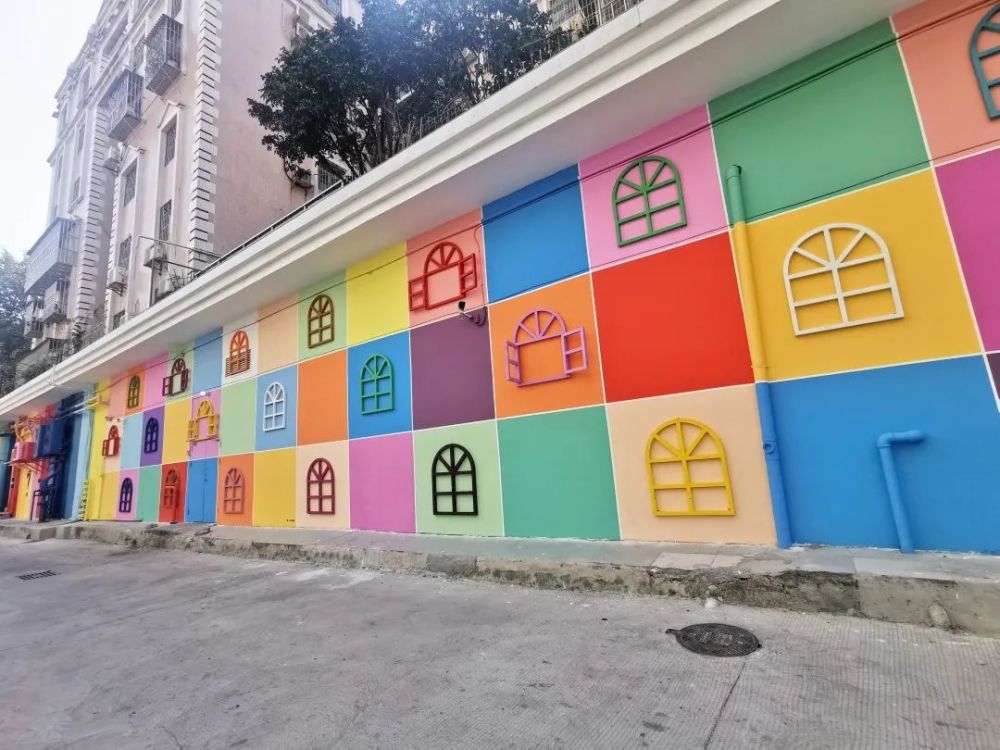 社区公园为周边小区居民休闲健身之地,墙体面对着幼儿园,所以设计理念