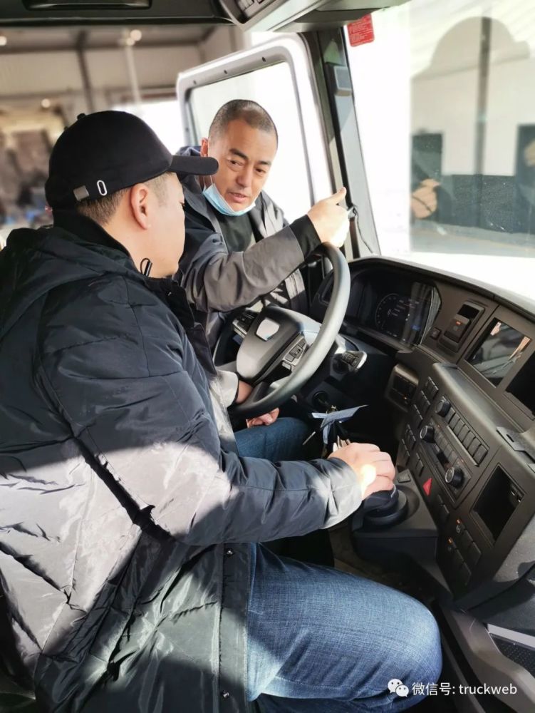 2021国际年度卡车西安首秀!西北首辆曼恩全新tgx国六卡车交付龙顺物流