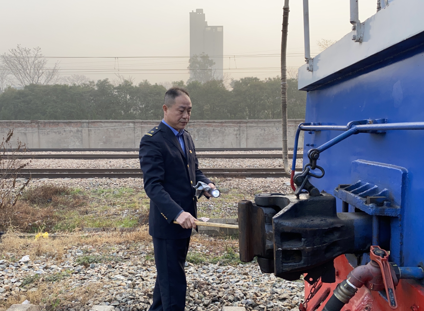 "1月31日18时,刚接班的广铁集团长沙机务段调车司机袁林带着徒弟开始