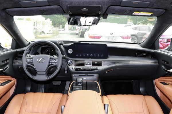 内饰部分才更能看出雷克萨斯ls500h的设计功底,作为一台旗舰轿车,ls