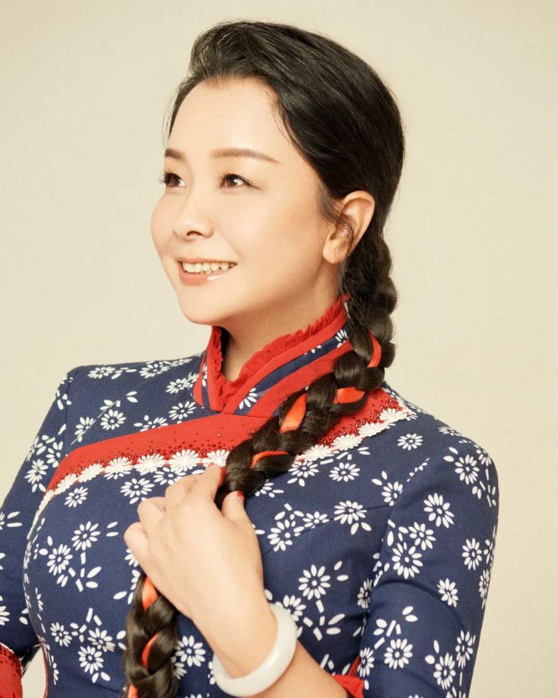 中国红歌形象大使兰妮儿为中国红红西凤2021宝鸡网络春晚代言