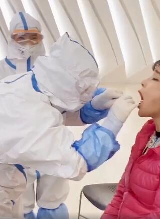 65岁刘晓庆做核酸检测表情痛苦,吓得全程闭眼,坐姿佝偻像个老太太