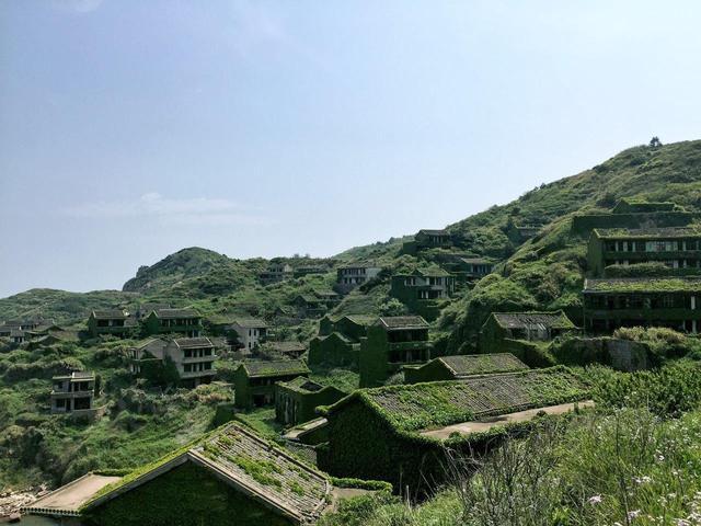 這個無人村,位於浙江省舟山市嵊泗縣嵊山鎮,名叫後頭灣村.