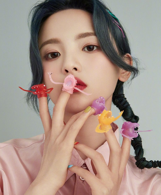 怕虫的杨超越还做 蜥蜴美甲 远看很害怕 近看又好像没做一样 腾讯新闻