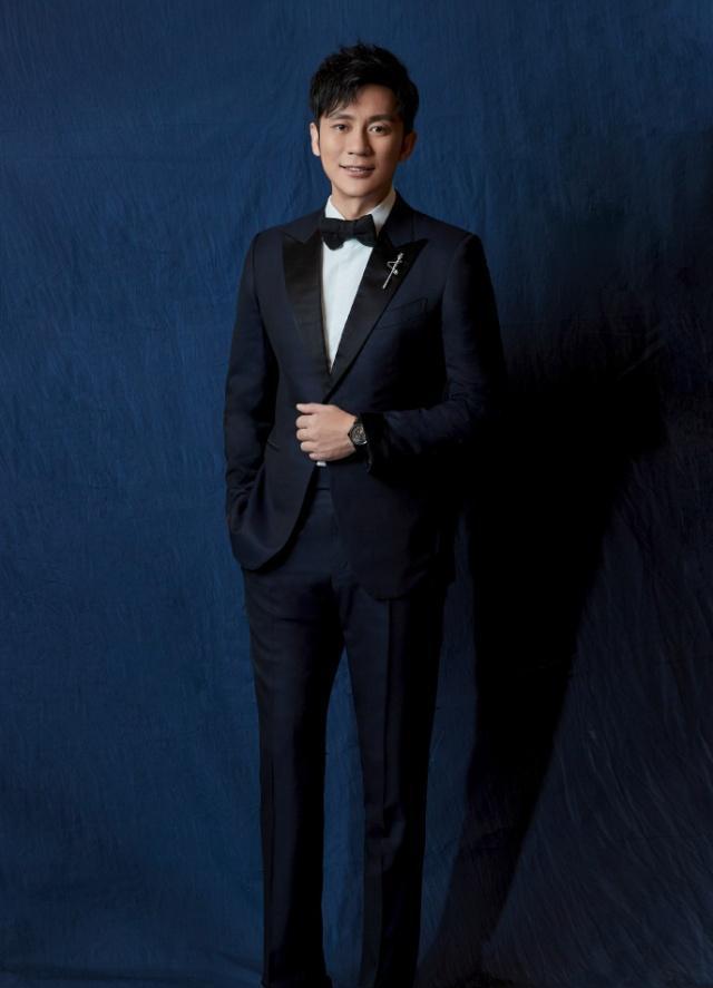 李晨一身藏蓝色西装搭配领结,绅士又高级,型男范十足