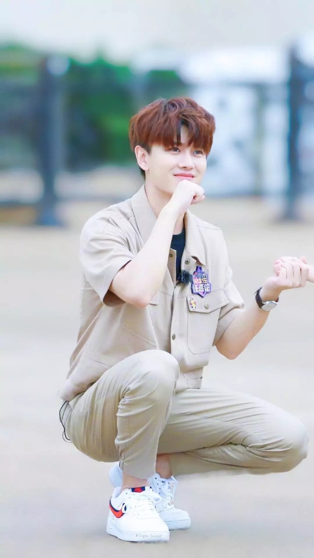 壁纸:任嘉伦 抱走这只小可爱