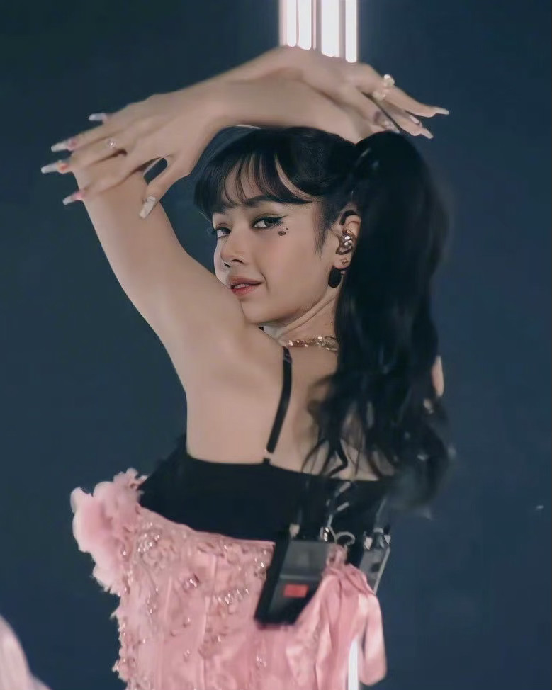 blackpink成员lisa双马尾造型水冰月本月泰式甜辣酱好可爱