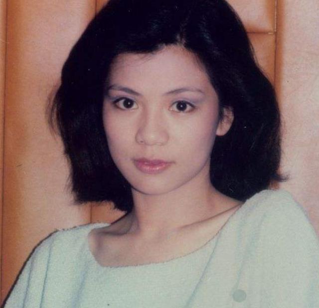 20年前高晓松前女友身着一身红衣吊死在暖气管道汪峰痛哭不已