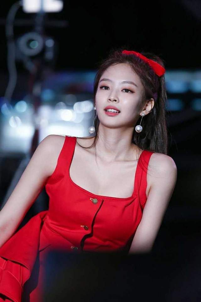 jennie紅衣造型重出江湖,看得我都想來件新年紅色裙裝