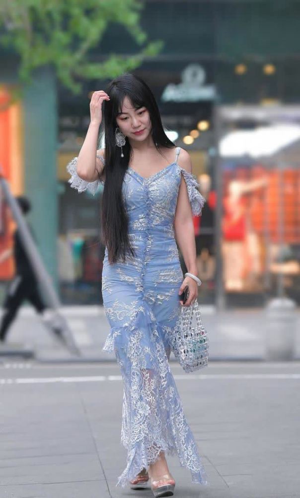 连衣裙的时尚穿搭,凸显脖颈那迷人的小锁骨,低调高雅清新可人