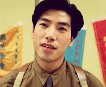 57岁"乌鸦"张耀扬,昔日"大反派",如今无法动弹出行靠轮椅_腾讯新闻