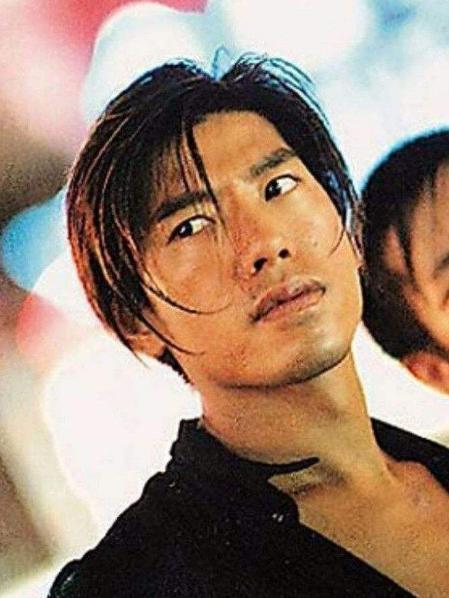 57岁"乌鸦"张耀扬,昔日"大反派",如今无法动弹出行靠轮椅