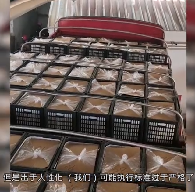 一车苹果只因一块篷布不免路费?工作人员称篷布不是农产品,官方回应