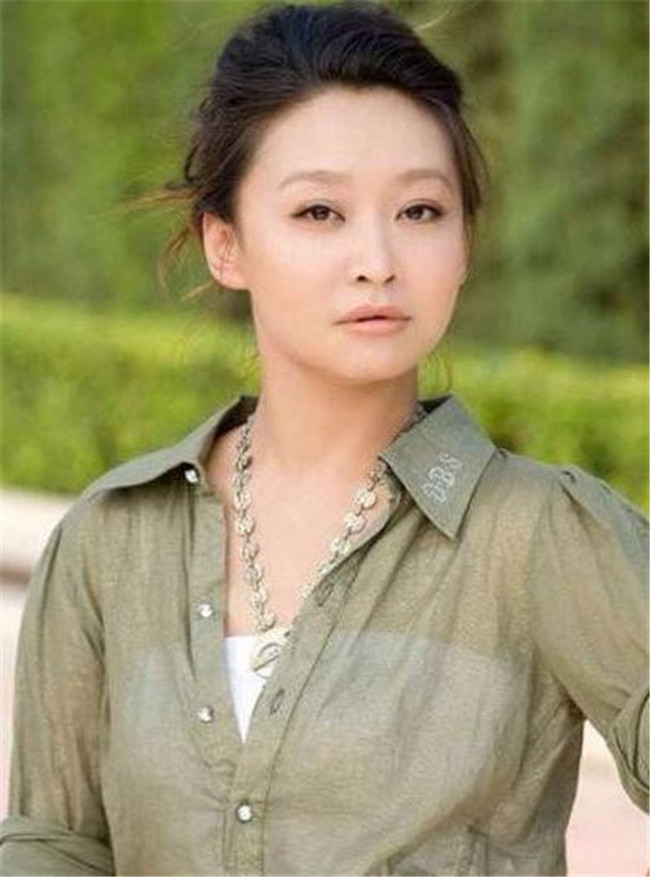 她是祖峰妻子,被张艺谋"嫌弃"长相不行,硬是逆袭成中戏老师_腾讯新闻