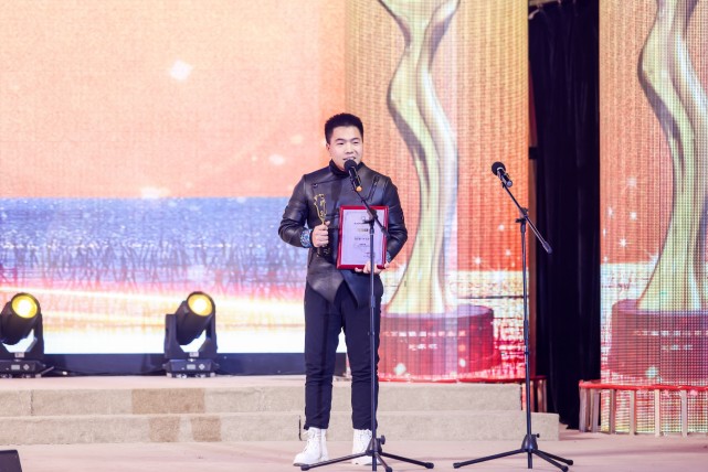 导演聂荣鑫在颁奖现场所有获奖名单奖杯及获奖证书北京国际网络电影展