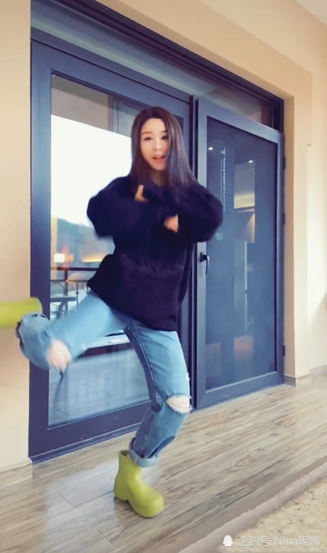35岁李小萌在家真时髦穿卫衣走廊上跳舞瘦到撑不起5000浇地鞋抢镜