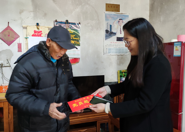 赖小红慰问始兴县部分道德模范