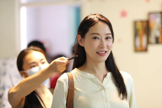 恭喜！杨怡姐姐杨卓娜今年结婚，生女11年未注册，对继女视如己出_腾讯新闻