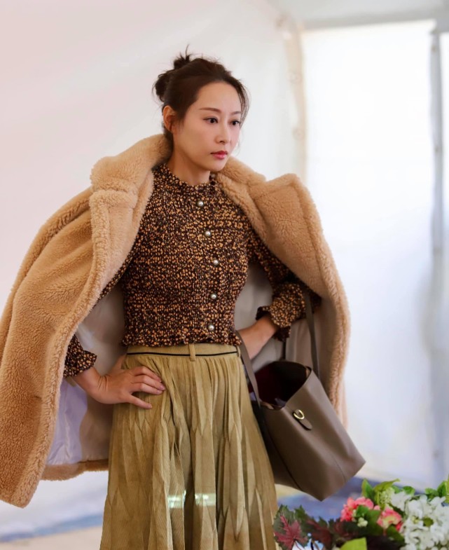 恭喜！杨怡姐姐杨卓娜今年结婚，生女11年未注册，对继女视如己出_腾讯新闻