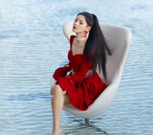 被称王思聪最美前任的张予曦穿复古红裙配高马尾飒姐范十足