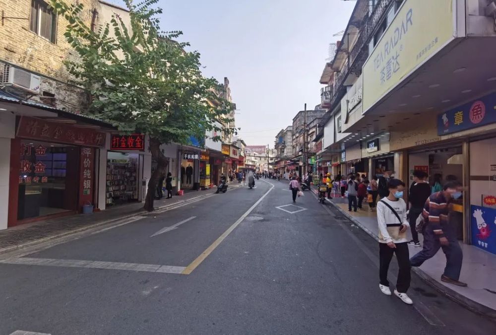丨常安路步行街老友记廖哥就讲,近年来,市区的人流逐渐迁移至北新区