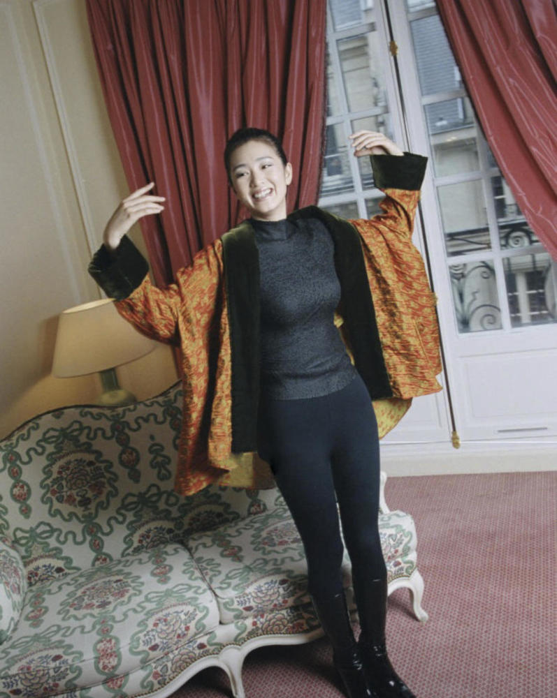 巩俐穿短款棉服搭配半身裙和打底裤显得不够有气场没有女王范