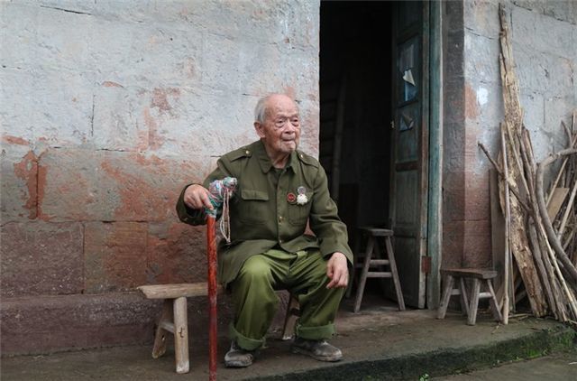 他一人歼灭400美军战后隐姓埋名33年因2400元欠款曝光身份