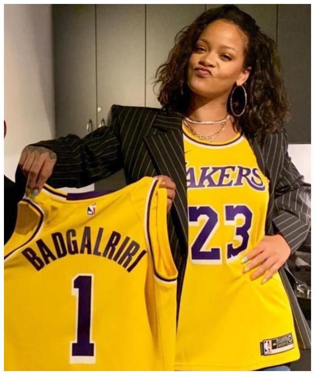 女球迷注意了!詹皇第一迷妹蕾哈娜开撕詹黑技术一流,让她知道小心了