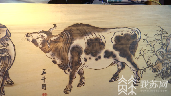 一根烙铁一块木板南京烙画非遗传承人烙出五牛图迎新春
