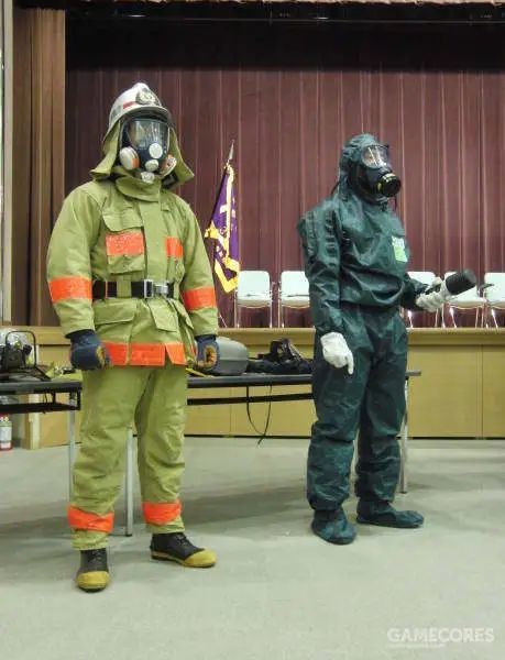 福岛核事故时消防人员所穿的两套防护服,其中一套配备有黄色鞋底的