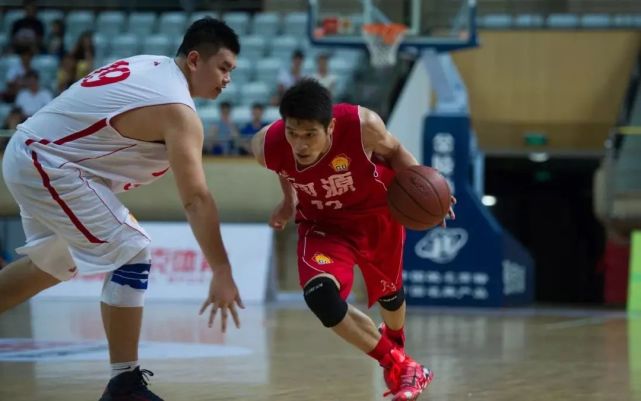 粤联赛首个得分王逮着机会就扣这个河源人真的很敢