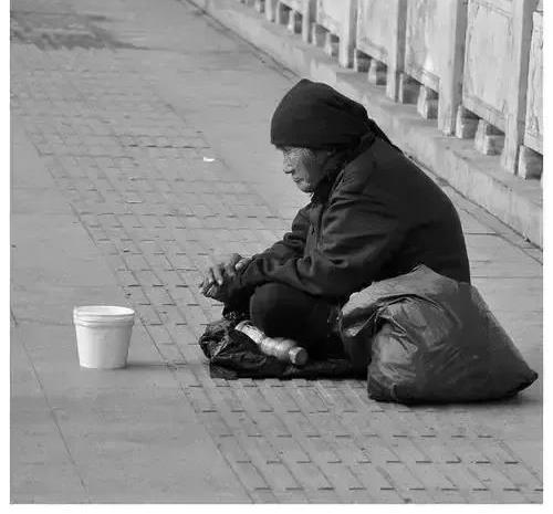 林帅的母亲流落街头,靠乞讨为生,最后病逝于荒郊_腾讯新闻