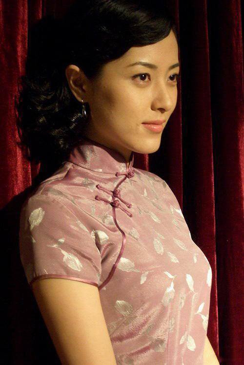 曾黎不愧是气质女神,穿旗袍配波波头清纯文艺,44岁嫩成小姐姐