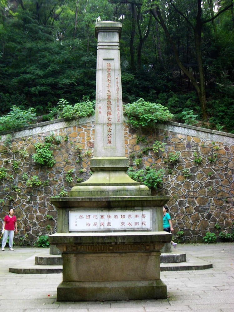 蔡锷墓黄兴墓所以有一种说法,一座岳麓山,半部近代史,半部辛亥史或半