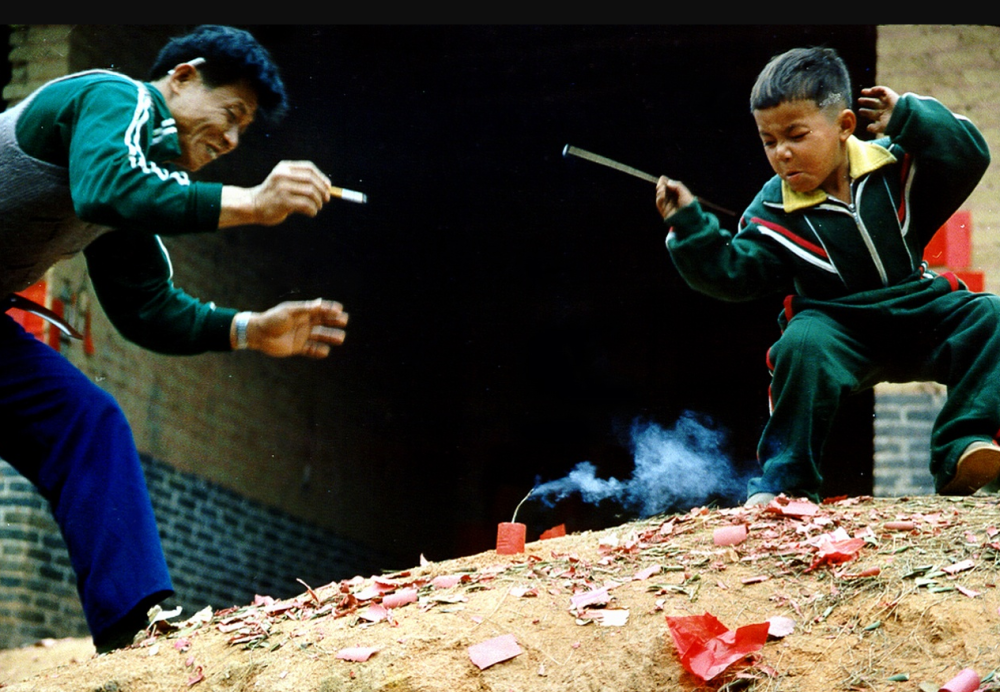 8岁男孩把鞭炮扔进窨井结果被炸飞重伤放鞭炮要注意以下5点