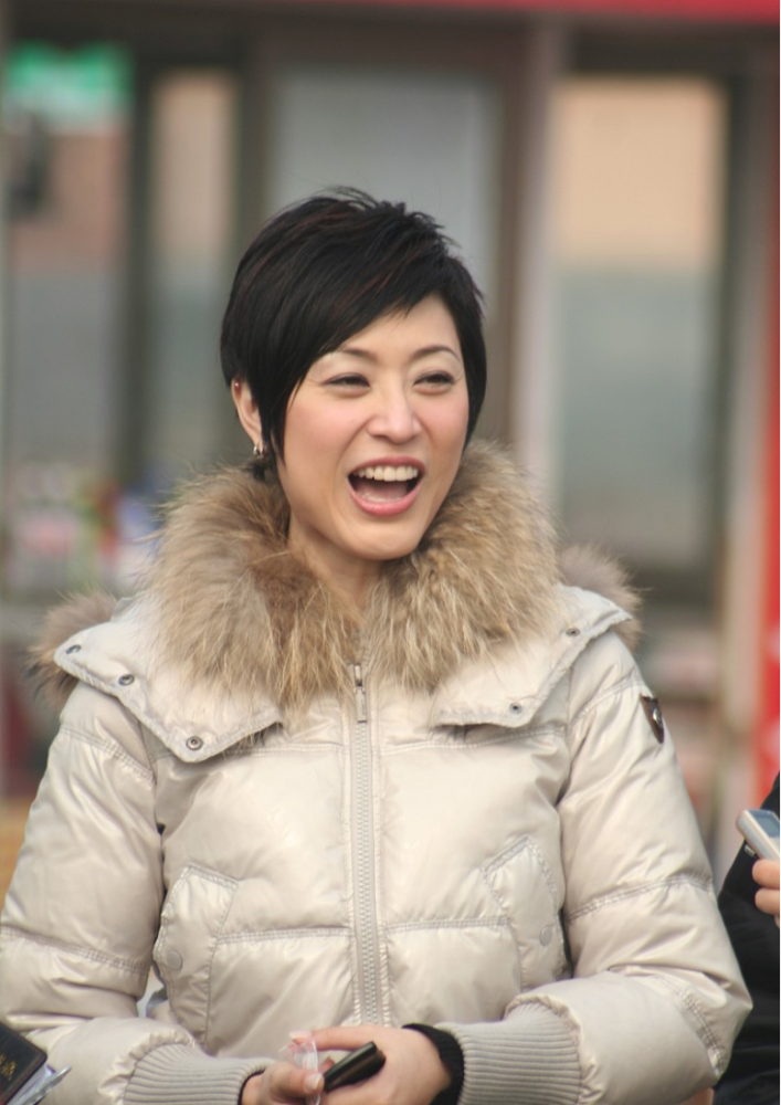 陈法蓉过冬气质不受影响,穿羽绒服配短裤,造型看着暖和又时髦