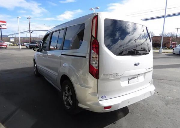 轻客"秒变"mpv,房车底盘,6座超大空间,福特全顺让外表耽误了