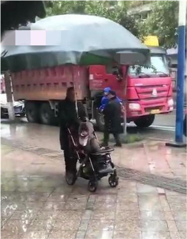 爷爷自制 豪华婴儿车 上街被强势围观走红 网友 求批量生产 腾讯网